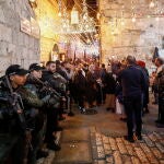 Palestinos en Jerusalén tras el primer día de Ramadán