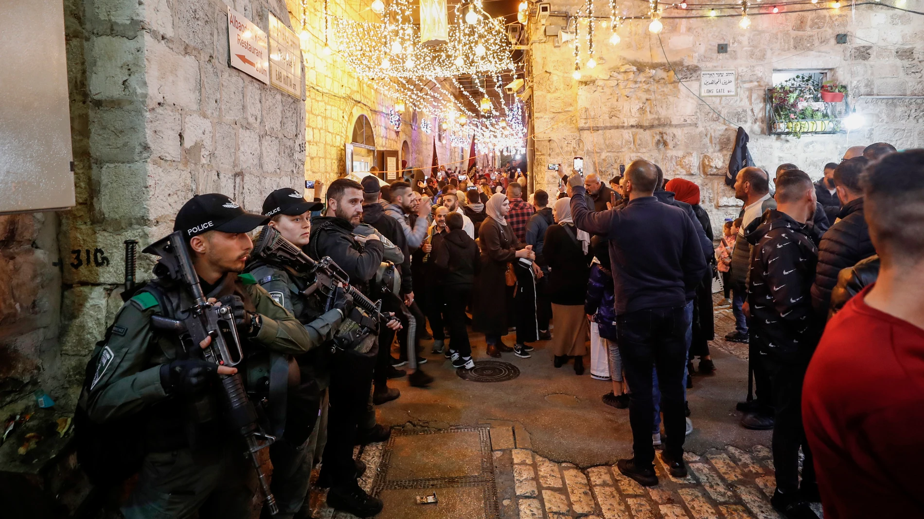 Jerusalem (--), 23/03/2023.- Israeli police guard the alleys of Jerusalem's old city as Palestinian worshippers make their way out of Al-Aqsa Mosque after the first night of prayer in the Muslim holy month of Ramadan, in Jerusalem, 23 March 2023. Muslims around the world celebrate the holy month of Ramadan by praying during the night time and abstaining from eating, drinking, and sexual acts during the period between sunrise and sunset. Ramadan is the ninth month in the Islamic calendar, and it is believed that the revelation of the first verse in the Koran was during its last 10 nights. (Estados Unidos, Jerusalén) EFE/EPA/ATEF SAFADI