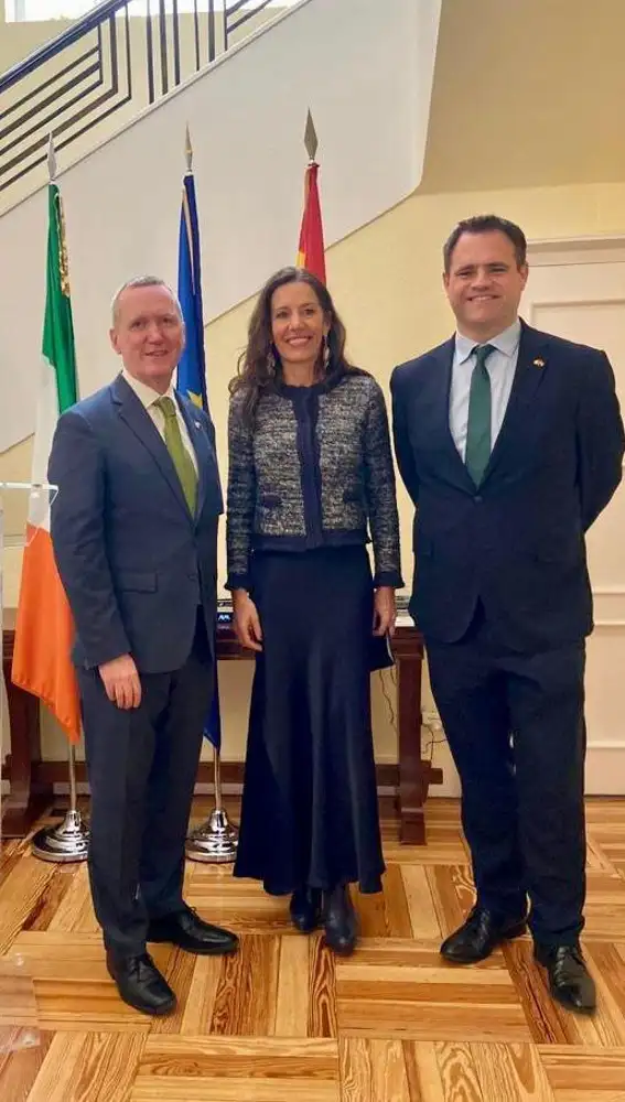 El embajador Frank Smyth, la presidenta de la Asamblea de la Comunidad de Madrid, Eugenia Carballedo y el ministro Irlandés Neale Richmond