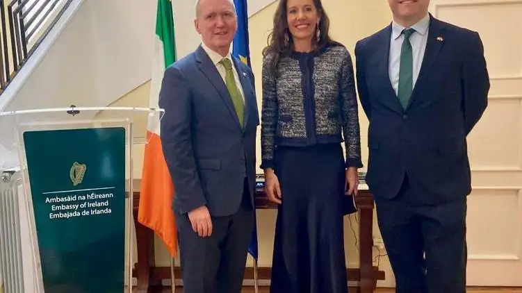 El embajador Frank Smyth, la presidenta de la Asamblea de la Comunidad de Madrid, Eugenia Carballedo y el ministro Irlandés Neale Richmond