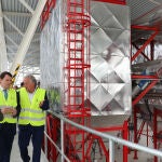 Brágimo / ICAL . El presidente de la Junta, Alfonso Fernández Mañueco (C), participa en la Inauguración de la Central Térmica de Energía Renovable DH Ecoenergías Palencia, en la imagen junto al director general de DH Ecoenergias, Teo López(D); y al arquitecto Pablo Oriol(I)