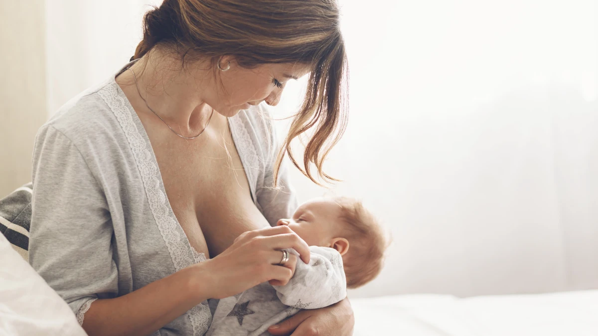 La leche materna cambia su composición según la edad del bebé