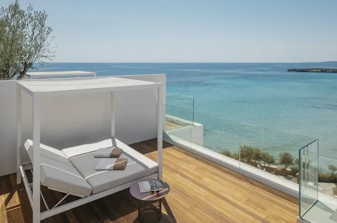 Un hotel cero emisiones reluce entre las calas de Menorca