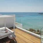Vista desde una de las suites del hotel Villa le Blance de Meliá en la playa Santo Tomás, Menorca