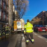 Monumental atasco en la calle Carranza de Madrid por el incendio en una azotea