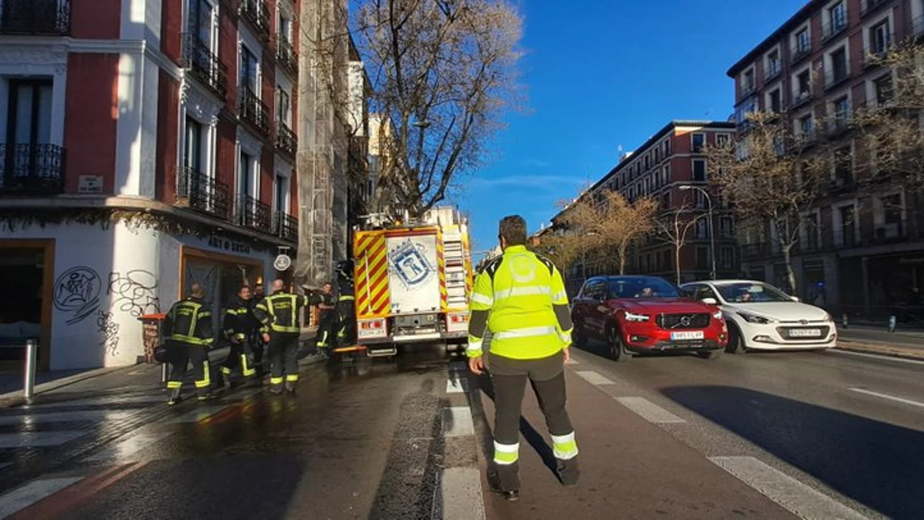 Monumental atasco en la calle Carranza de Madrid por el incendio en una azotea