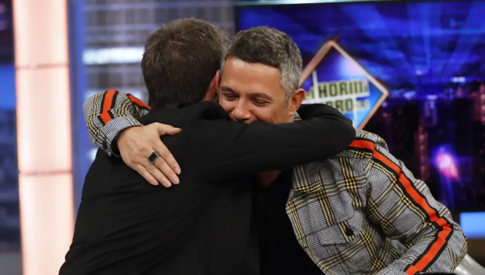Pablo Motos y Alejandro Sanz abrazándose en 'El Hormiguero'