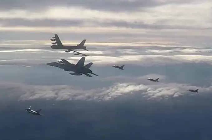 El espectacular vídeo del vuelo de dos cazabombarderos B-52 de Estados Unidos flanqueado por cazas F-18 españoles
