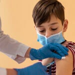 Niño con vacuna de VPH