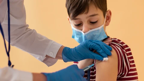 La vacuna de VPH es un claro ejemplo de esta relación entre virus y tumores, pues previene el cáncer de cérvix