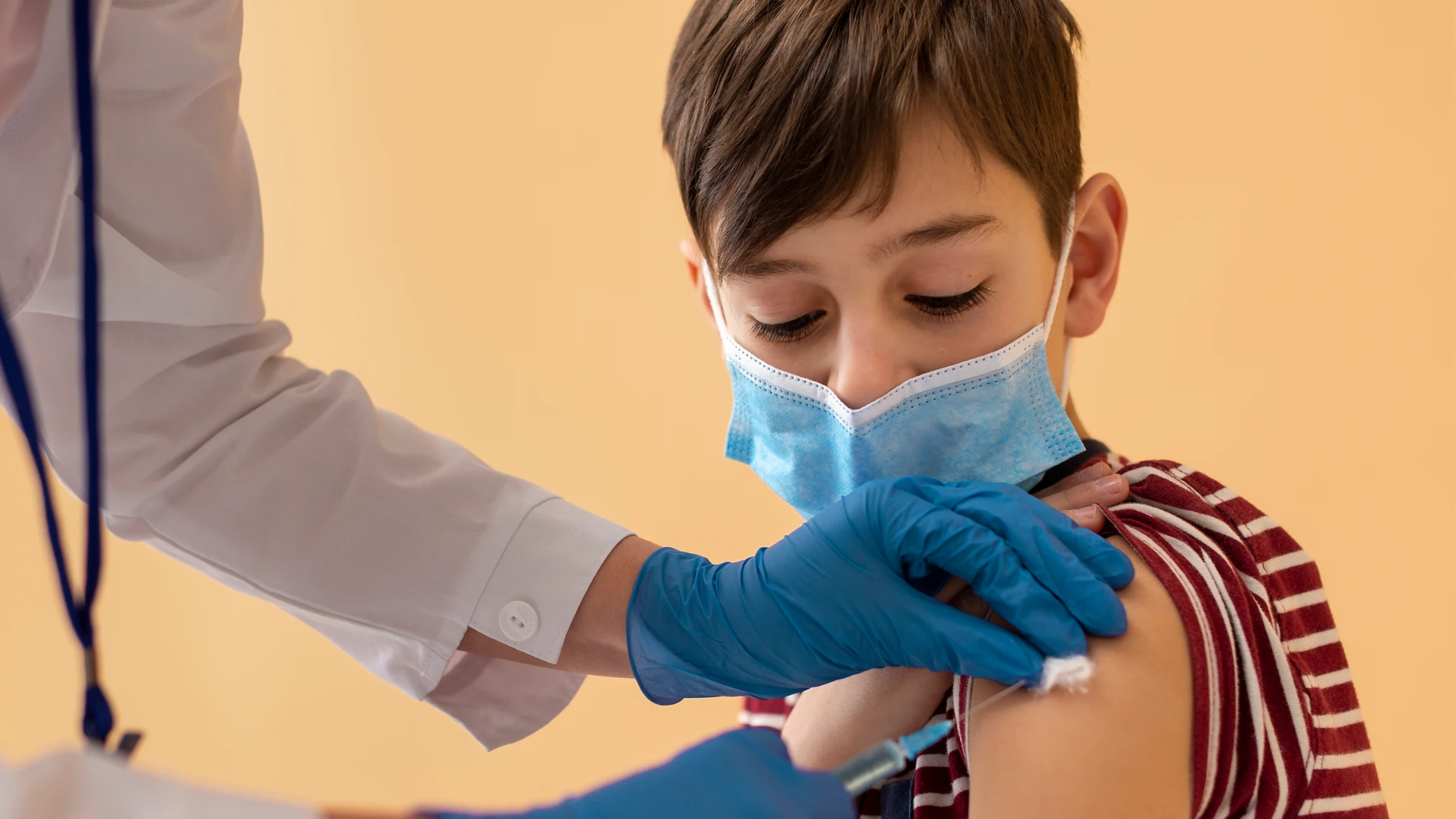 Niño con vacuna de VPH