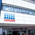 QIAGEN fue la compañía creadora del primer test marcado IVD (acreditado para In Vitro Diagnostics) de SARS-CoV-2 en Europa.