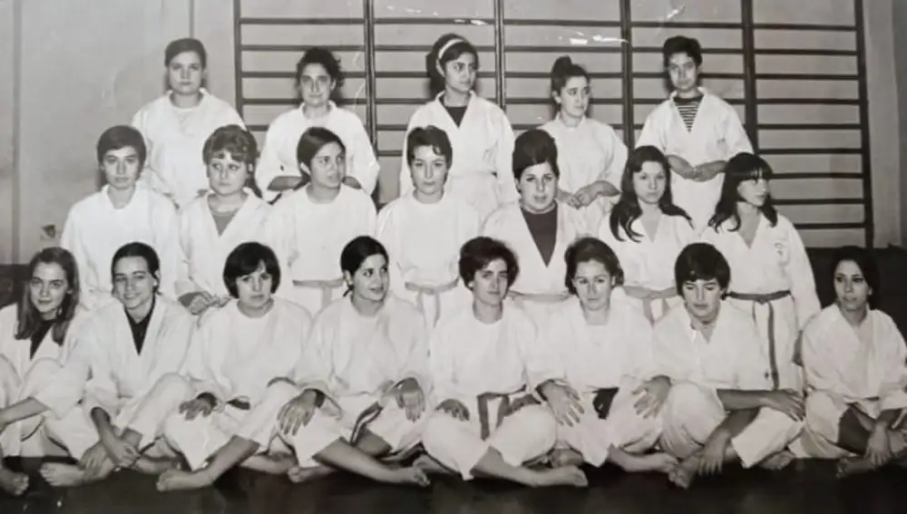 Sacramento Moyano (fila del centro, la segunda por la derecha) en sus inicios en el judo