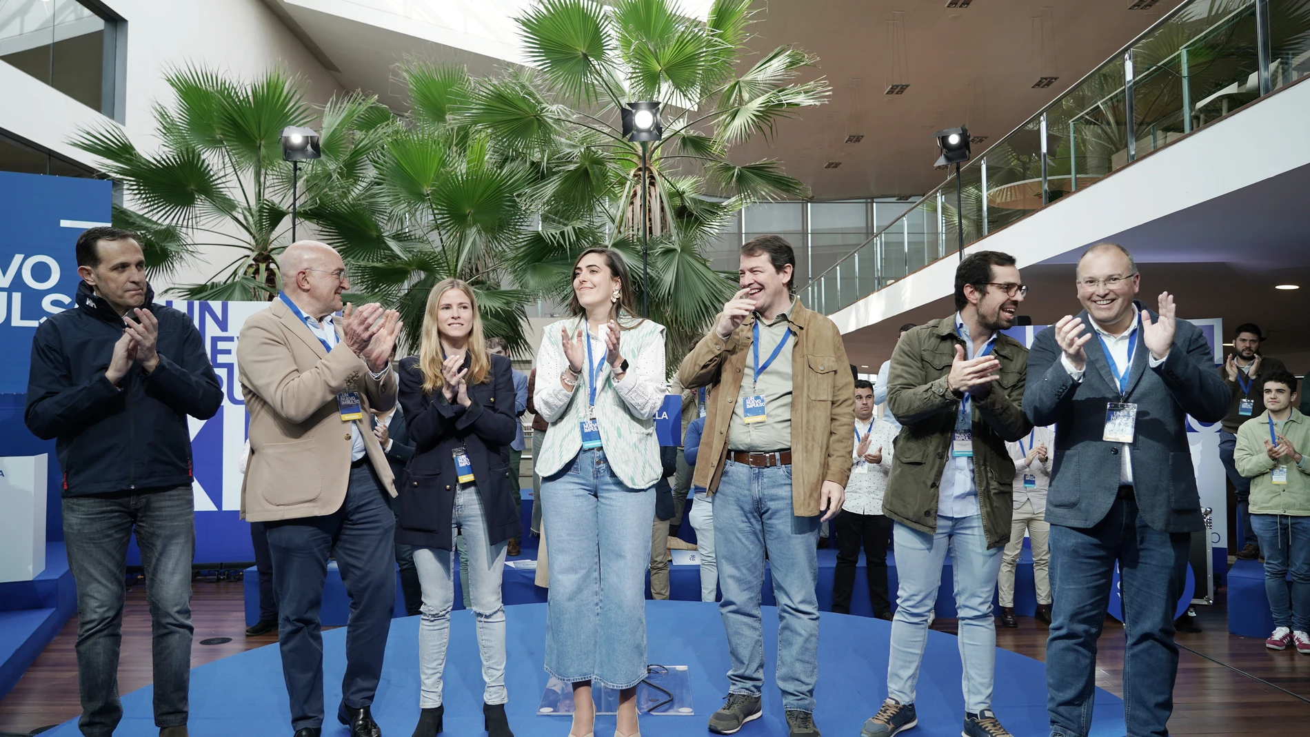 Mañueco junto a Carazo, Andrea Ballesteros, Carnero y Conrado Íscar en el Congreso de NNGG