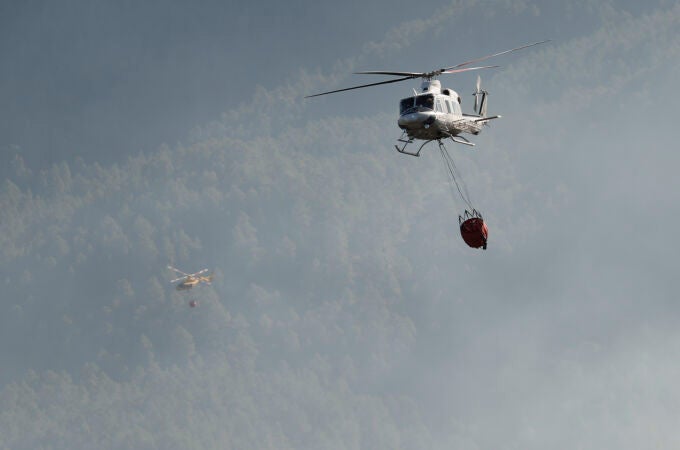 Dos helicópteros trabajan en la extinción del incendio en la zona de los Peiros, en la provincia de Teruel