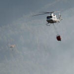 Dos helicópteros trabajan en la extinción del incendio en la zona de los Peiros, en la provincia de Teruel