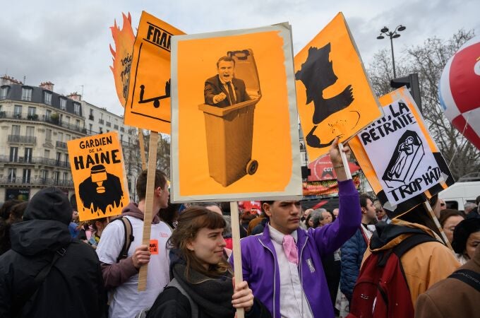 24 March 2023, France, Paris: Demonstrators hold up a sign bearing the effigy of President Macron during a demonstration against pension reforms. Photo: Julien Mattia/Le Pictorium via ZUMA Press/dpa Julien Mattia/Le Pictorium Via Z / Dpa 24/03/2023 ONLY FOR USE IN SPAIN