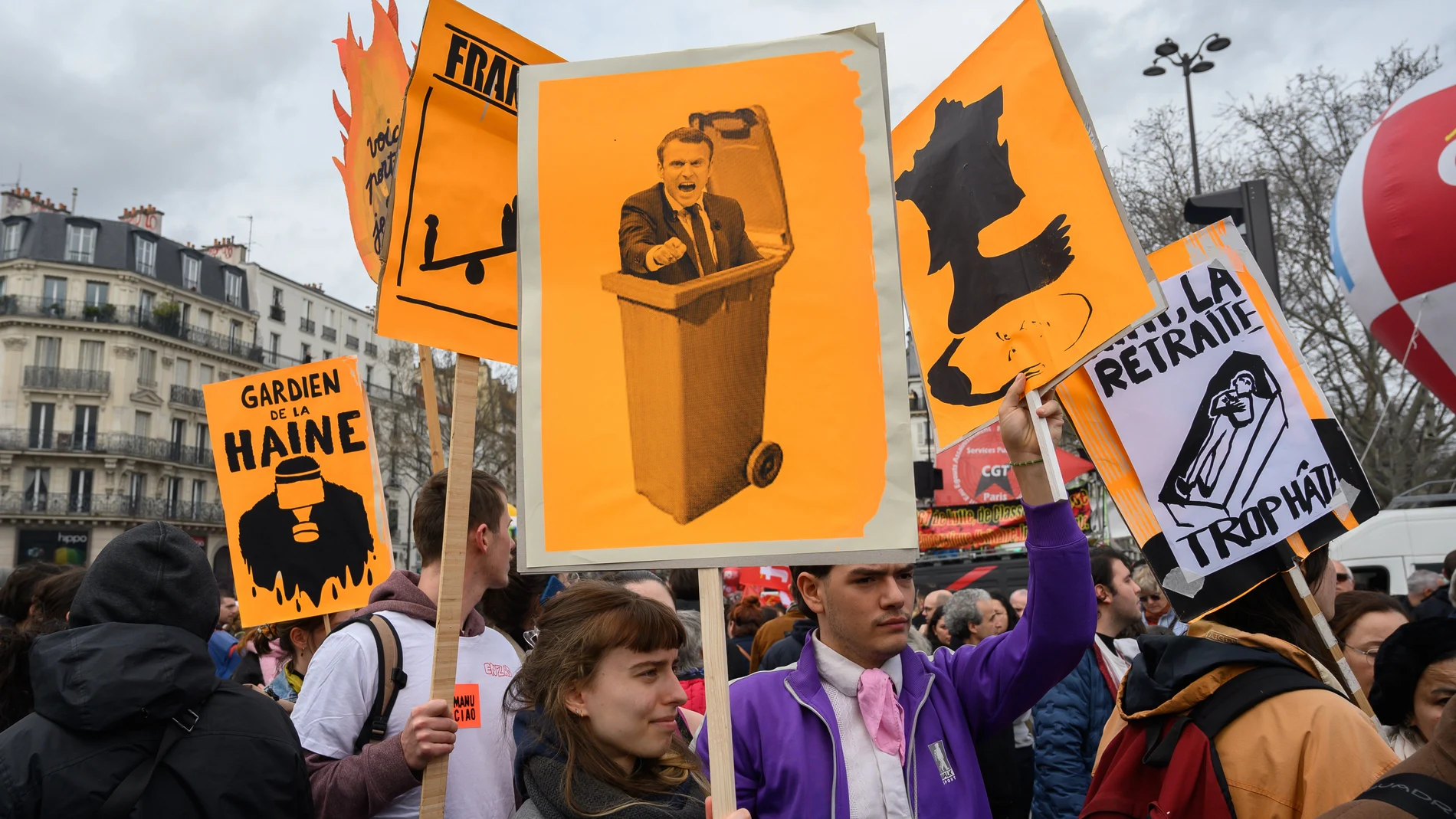 24 March 2023, France, Paris: Demonstrators hold up a sign bearing the effigy of President Macron during a demonstration against pension reforms. Photo: Julien Mattia/Le Pictorium via ZUMA Press/dpa Julien Mattia/Le Pictorium Via Z / Dpa 24/03/2023 ONLY FOR USE IN SPAIN