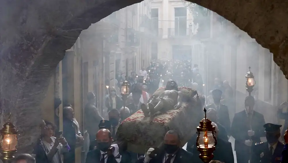 La procesión de la parroquia de San Nicolás recorre las calles de Ciutat Vella