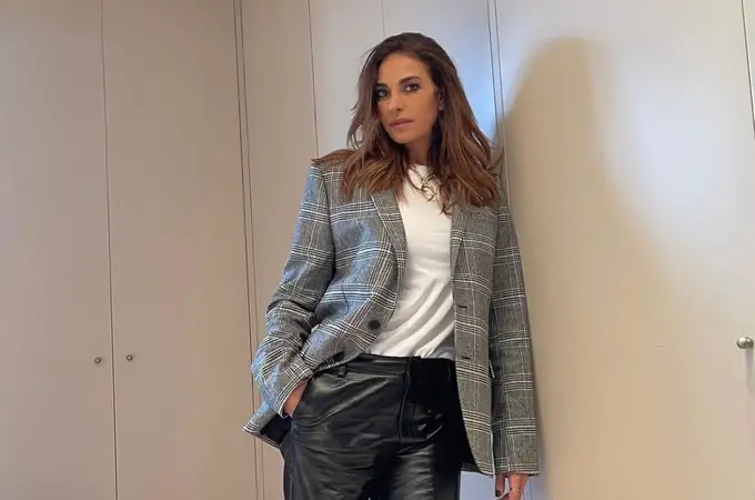 La básica y sofisticada combinación de Mariló Montero con pantalones de traje y cinturón fajín