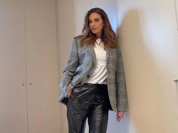 La básica y sofisticada combinación de Mariló Montero con pantalones de traje y cinturón fajín