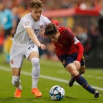 Gavi intenta irse de Pedersen durante el España-Noruega