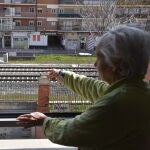 Petra Centeno,  con 92 años  y más de media vida sufriendo el ruido de los pasos de trenes