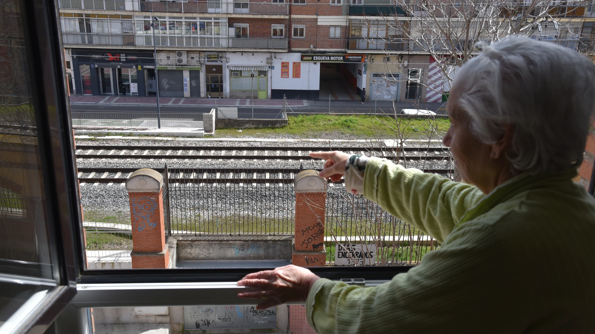 Petra Centeno, con 92 años y más de media vida sufriendo el ruido de los pasos de trenes