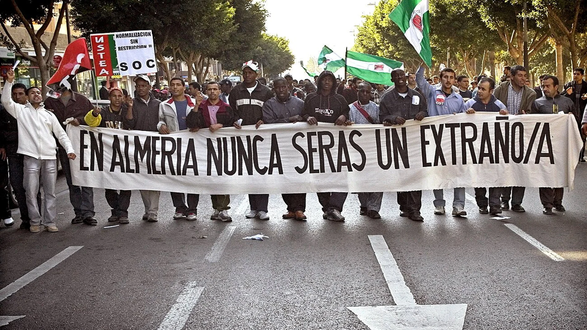 Centenares de inmigrantes reclaman en una protesta en Almería una nueva ley de regularización 