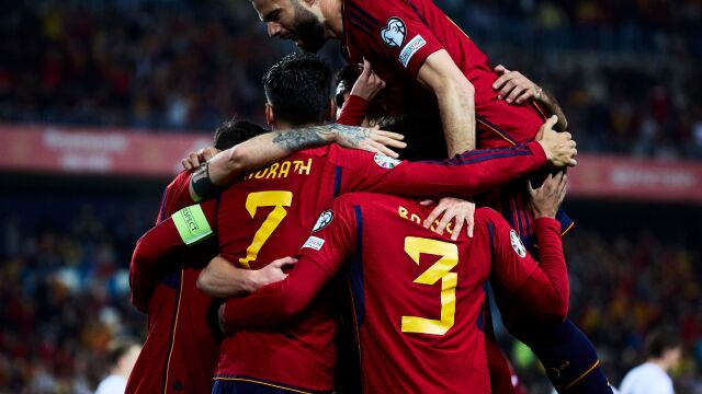 Nacho celebra con sus compañeros el primero de los goles de España