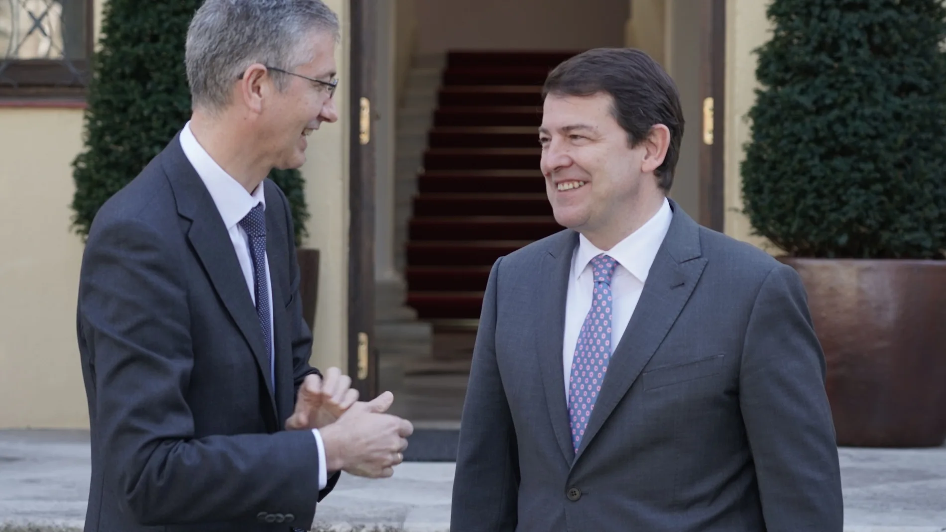 Mañueco ha recibido hoy en la Junta al gobernardor del banco de España, Hernández de Cos