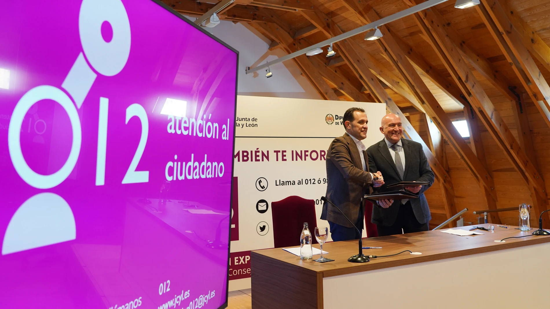 Jesús Julio Carnero y Conrado Íscar rubrican el acuerdo