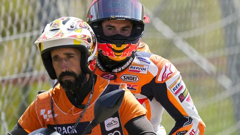 Marc, regresando al box tras su caída en Portugal