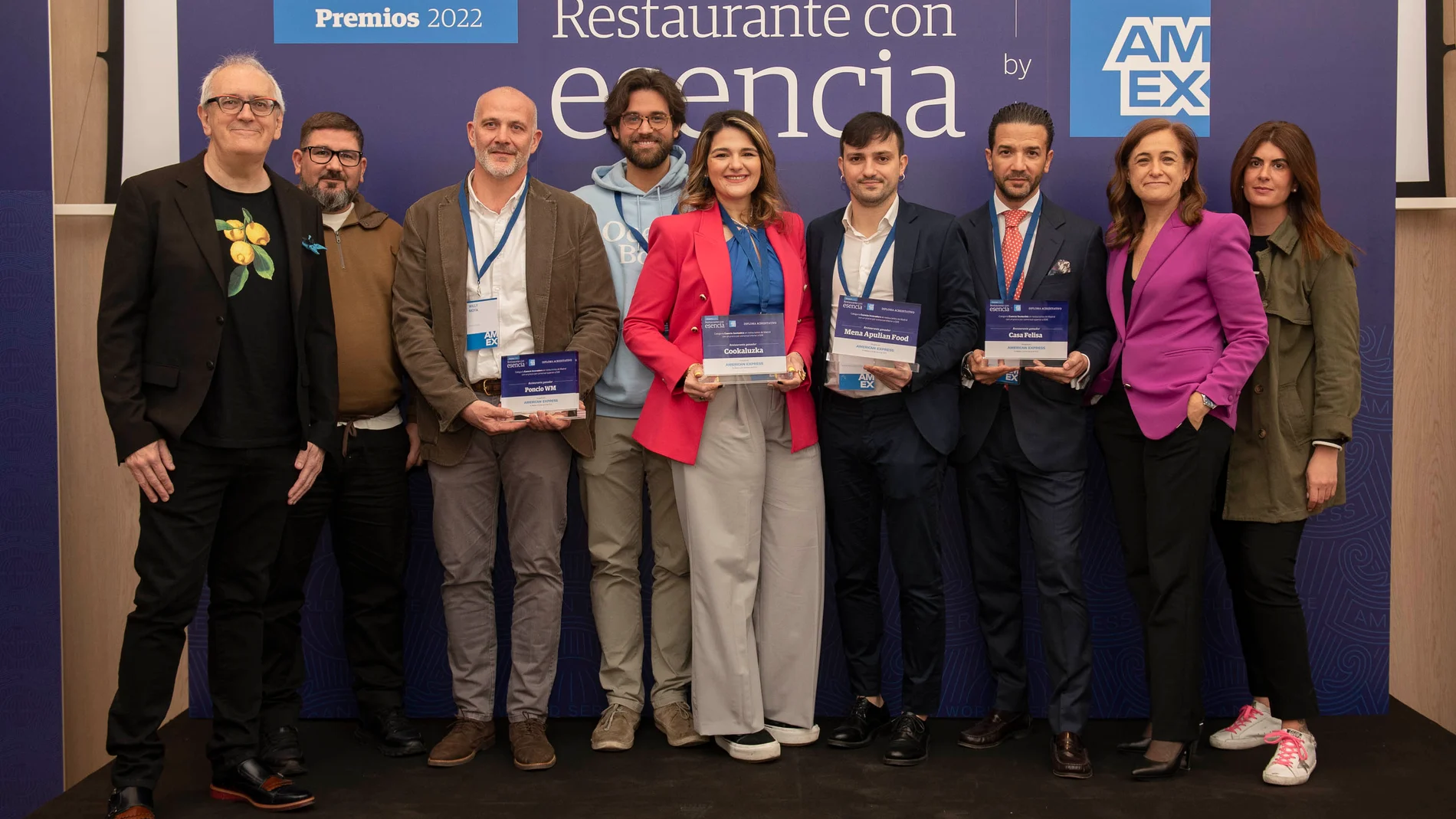 El jurado y los premiados posaron juntos al final del acto