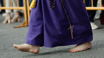 Un nazareno descalzo por la calle