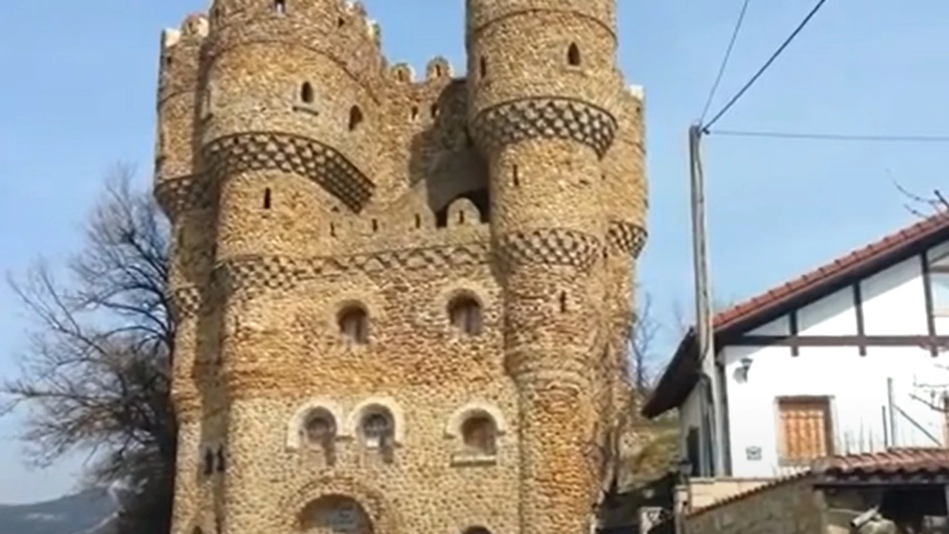 Castillo de las Cuevas, en Cebolleros (Burgos) levantado por Serafín Villarán el pasado siglo