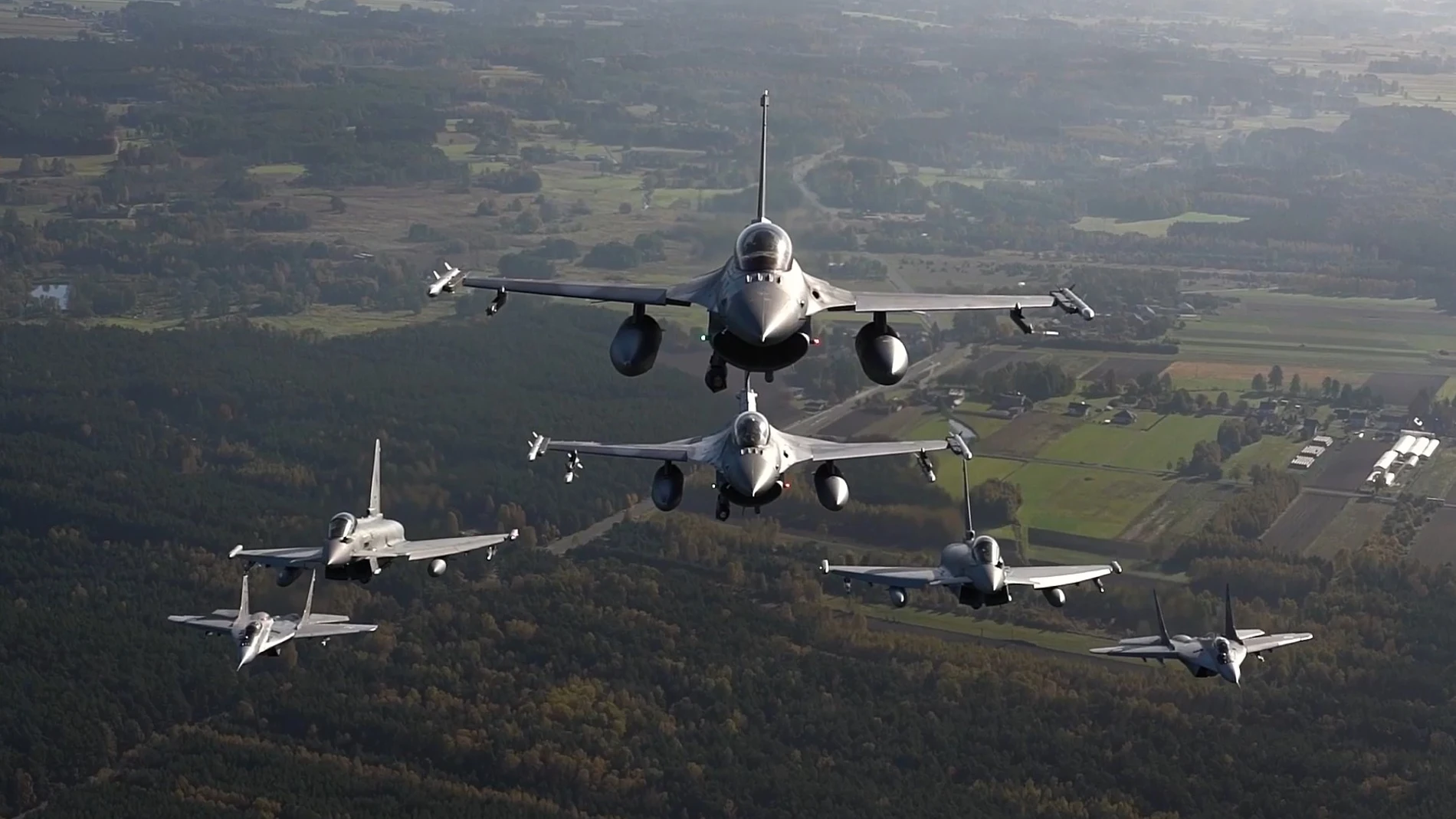 October 12, 2022, ask Air Base, Poland: VIDEO AVAILABLE: CONTACT INFO@COVERMG.COM TO RECEIVE**..Fighter jets from Italy, Poland and the United States took to the skies over NATO's eastern flank as part of NATO's Air Shielding mission. The line-up of aircraft included Italian Eurofighters, Polish F-16s and Polish MiG-29s and United States F-22s. The planned one-day series of aerial manoeuvres were conducted from Åask Air Base in Poland on 12 October 2022...NATO's Air Shielding mission is an increased air and missile defence posture along the Alliance's eastern flank, implemented in the wake of Russia's brutal invasion of Ukraine. Allies have deployed more fighter jets and ground-based air and missile defence systems to protect Allies along the eastern flank against possible air and missile threats. This is purely defensive, and a key component of NATO's enhanced deterrence and defence posture. NATO's Air Shielding involves deployments ranging from a few weeks to several months at air bases and key locations in the eastern part of the Alliance...Footage includes aerial manoeuvres of Italian Eurofighters, Polish F-16s and MiG-29s, and US F-22s...The aerial manoeuvres come amid increased tensions on NATO's Eastern flank due to Russia's war in Ukraine and threats from Kremlin leaders to members of the NATO Alliance...Where: Åask Air Base, Poland.When: 12 Oct 2022.Credit: US Air Force/Cover Images..**EDITORIAL USE ONLY. MATERIALS ONLY TO BE USED IN CONJUNCTION WITH EDITORIAL STORY. THE USE OF THESE MATERIALS FOR ADVERTISING, MARKETING OR ANY OTHER COMMERCIAL PURPOSE IS STRICTLY PROHIBITED. MATERIAL COPYRIGHT REMAINS WITH STATED SUPPLIER. (Foto de ARCHIVO) 12/10/2022