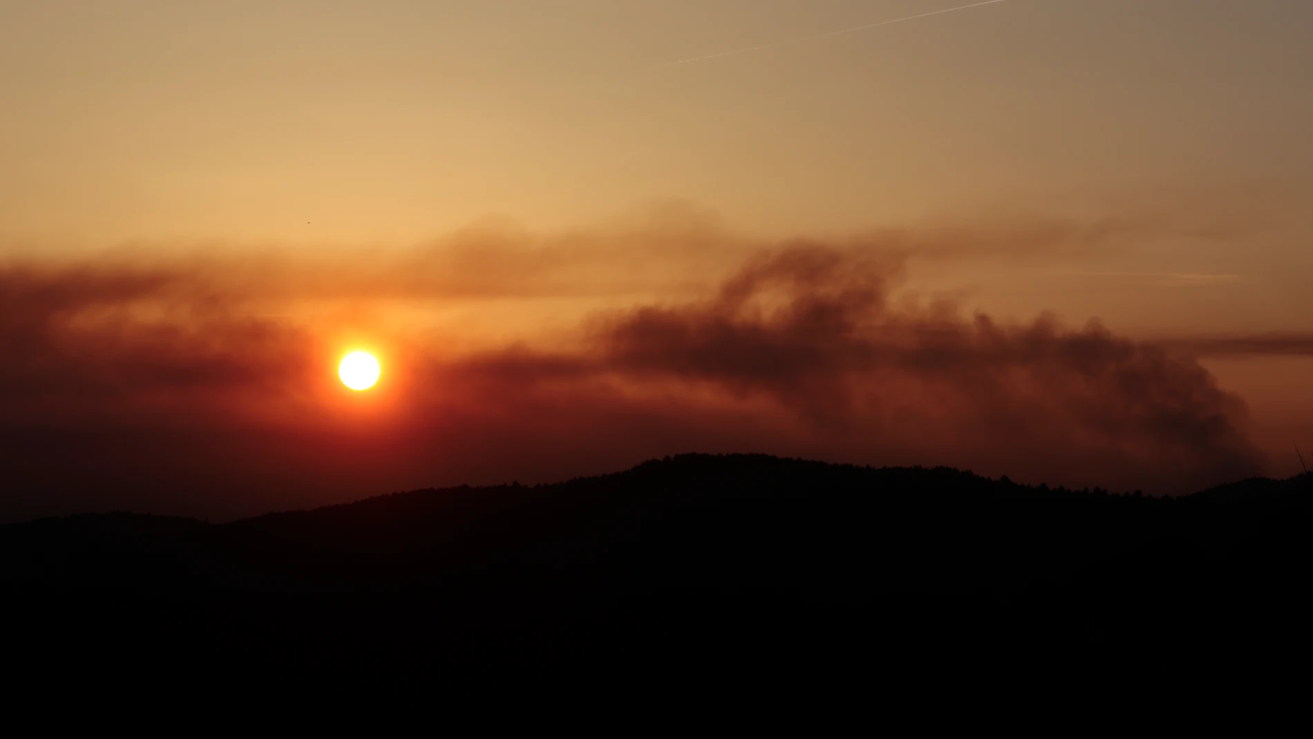 SAN AGUSTÍ (TERUEL), 28/03/2023.- Vista del incendio en Castellón visto desde la localidad de San Agustín en Teruel, este martes. La meteorología ha sido favorable durante esta madrugada para los equipos terrestres de extinción del incendio de Castellón, que encara su sexta jornada aún descontrolado y que obligó ayer lunes a desalojar tres pueblos más por la cercanía de las llamas, avivadas por el fuerte viento de poniente. EFE/ Biel Alino 