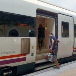 MADRID.-El descarrilamiento de un tren de mercancías afecta a trenes de Media Distancia que unen Madrid con Salamanca y Ávila