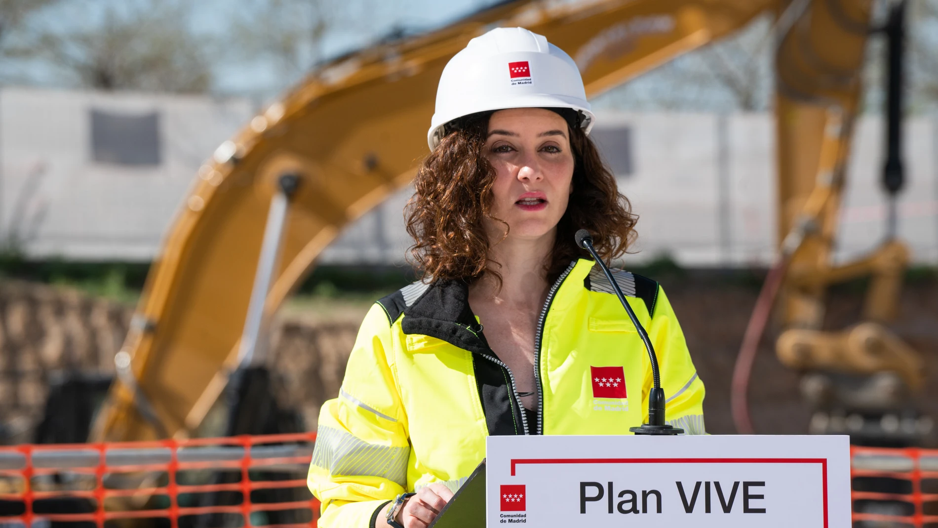 La presidenta de la Comunidad de Madrid, Isabel Díaz Ayuso, interviene durante su visita a las obras del Plan Vive, a 28 de marzo de 2023, en Getafe, Madrid (España). Las obras del Plan Vive supondrán la construcción de 864 viviendas repartidas en diez parcelas públicas del municipio para su alquiler asequible. 28 MARZO 2023;GETAFE;MADRID;PLAN VIVE;AYUSO Matias Chiofalo / Europa Press 28/03/2023