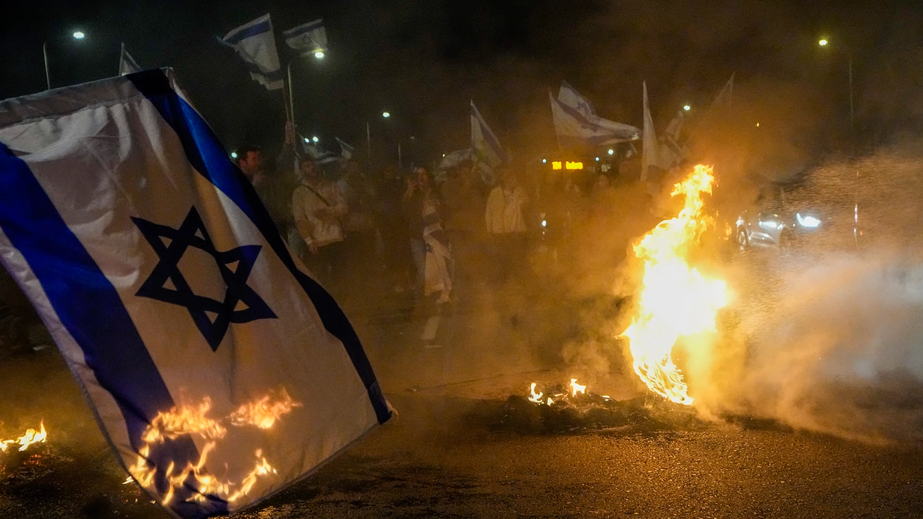Manifestantes antigubernamentales queman neumáticos cerca de Beit Yanai