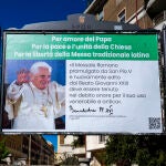 Uno de los carteles que ha aparecido en las proximidades del Vaticano