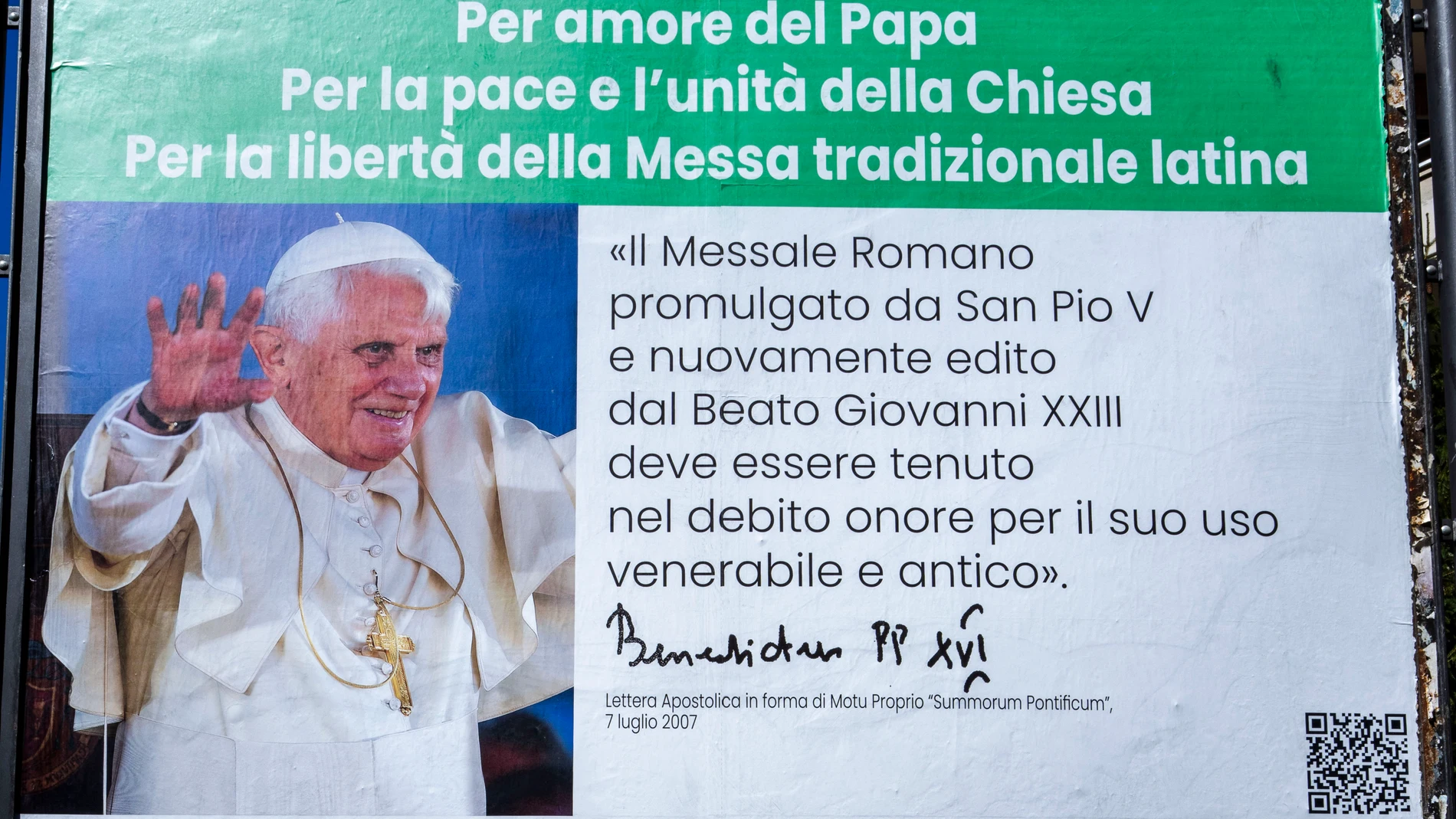 El Papa Benedicto XVI junto a una frase de una de sus cartas apostólicas de 2007