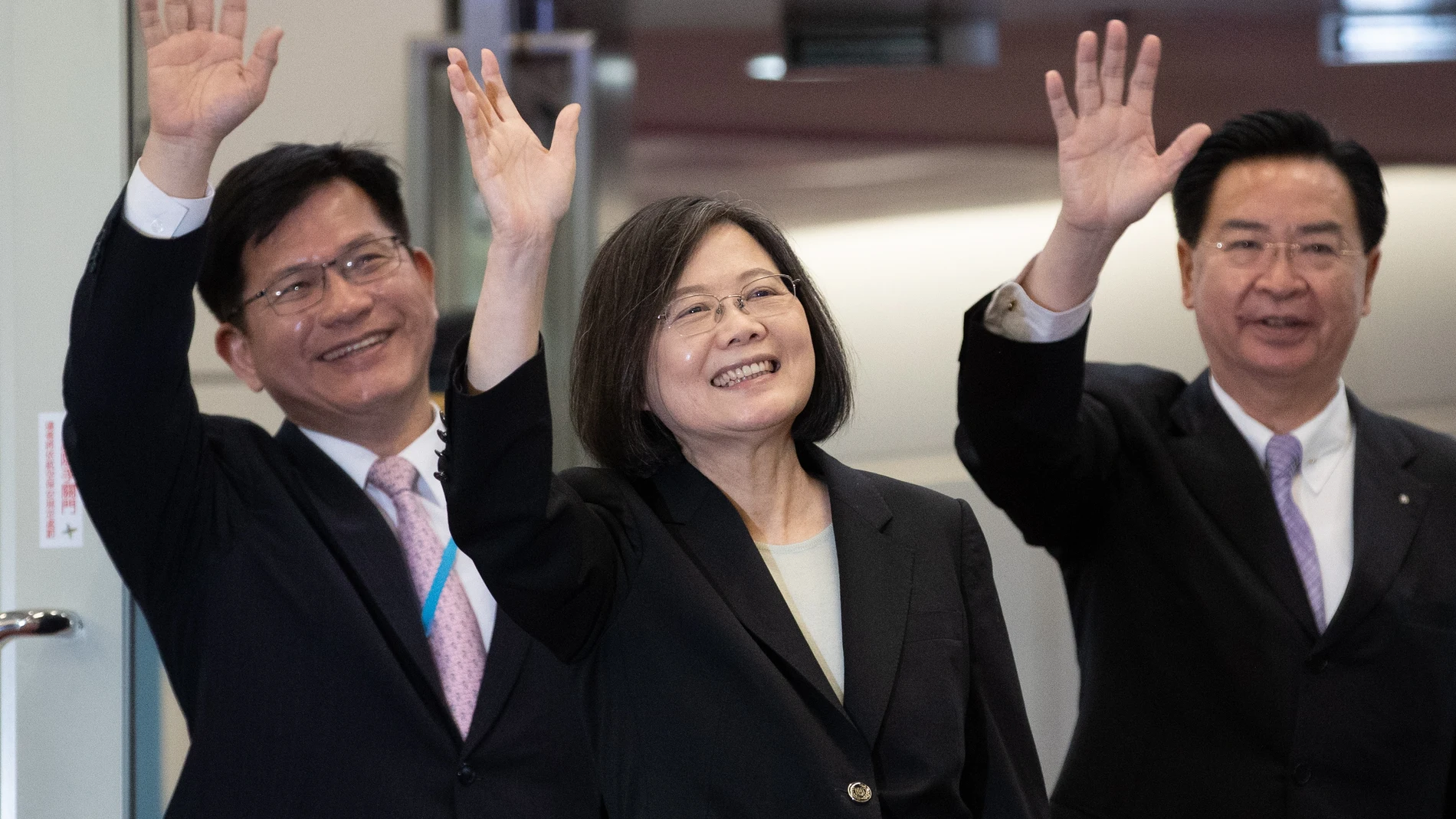 Taipei (Taiwan), 29/03/2023.- Taiwanese President Tsai Ing-wen (C) waves during her departure for Central America, inside Taoyuan International Airport, in Taoyuan, Taiwan, 29 March 2023. Tsai embarks on a journey to diplomatic allies Guatemala and Belize, with earlier stops in New York and Los Angeles. (Belice, Nueva York) EFE/EPA/RITCHIE B. TONGO 