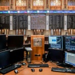 Economía/Bolsa.- El Ibex 35 se impulsa un 1% en la media sesión y recupera la cota de los 9.000 puntos