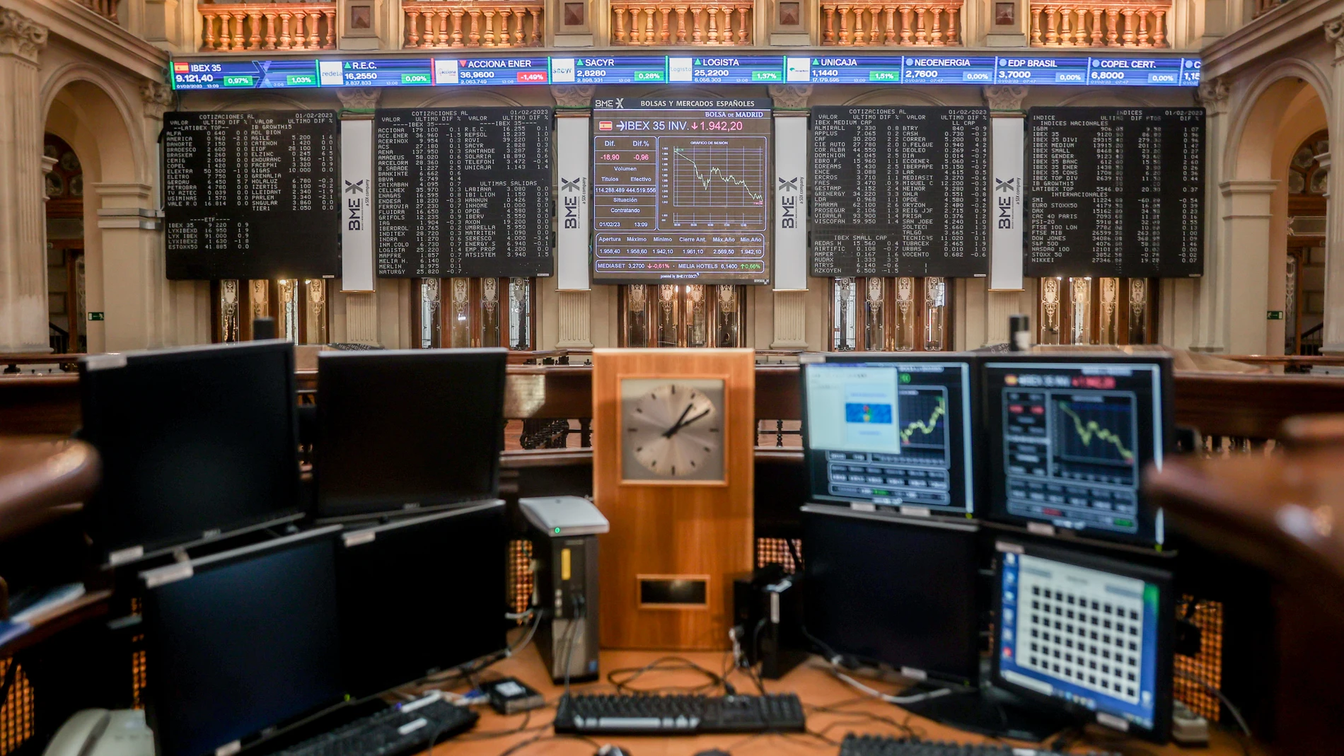 Economía/Bolsa.- El Ibex 35 se impulsa un 1% en la media sesión y recupera la cota de los 9.000 puntos