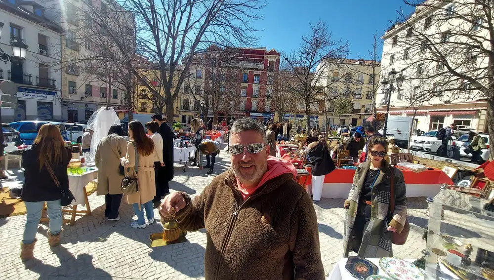 Juan Manuel Ahumada, chileno de 52 años, muestra &quot;el antiguo limpiador de migas de pan&quot; que le ha costado 18 euros en 'Los Sábados del Rastro' el pasado 4 de marzo.