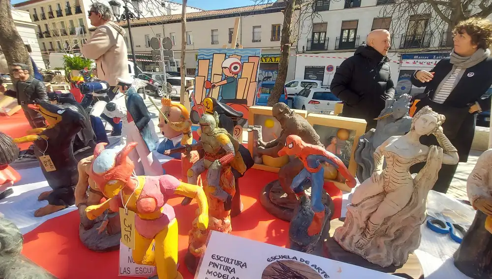 Manuel expone sus pequeñas esculturas de Spiderman, Tintín y otros personajes clásicos del comic y del cine en el puesto de su Escuela de Arte El Dragón de Madera. 