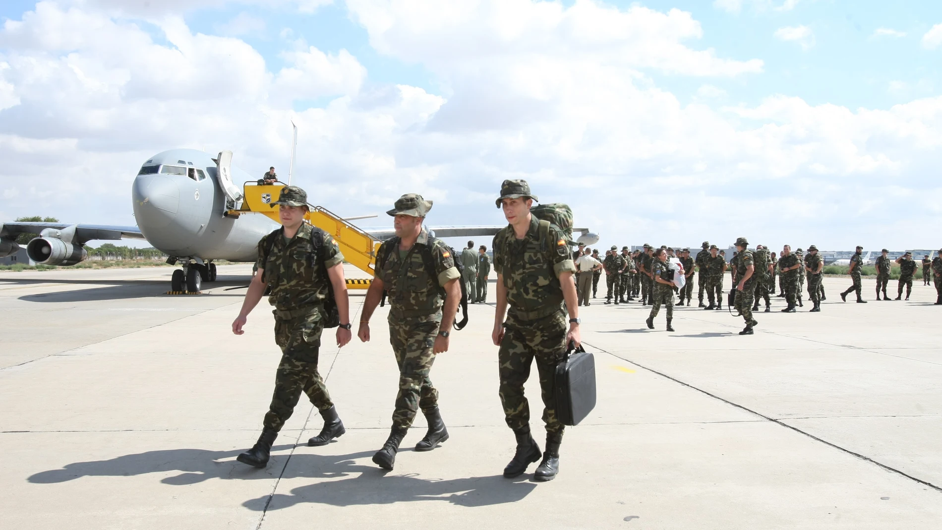 Soldados españoles en la base aérea de Getafe