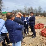 El consejero de Medio Ambiente, Vivienda y Ordenación del Territorio, Juan Carlos Suárez-Quiñones, visita las obras de la depuradora de la localidad abulense de Burgohondo